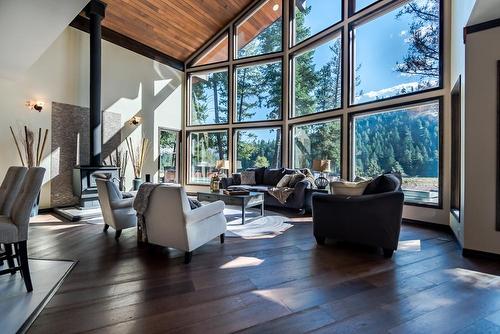 5353 Highway 12, Lillooet, BC - Indoor Photo Showing Living Room