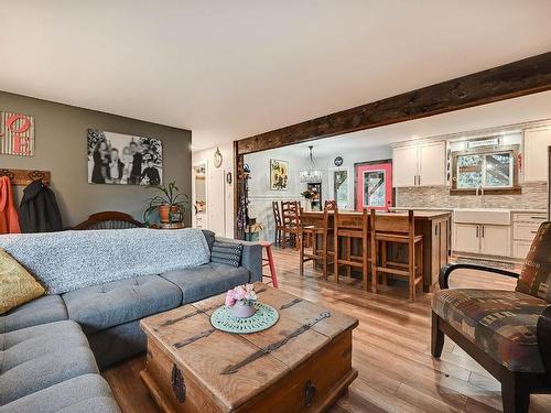 1120 Mountainview Road, Clearwater, BC - Indoor Photo Showing Living Room