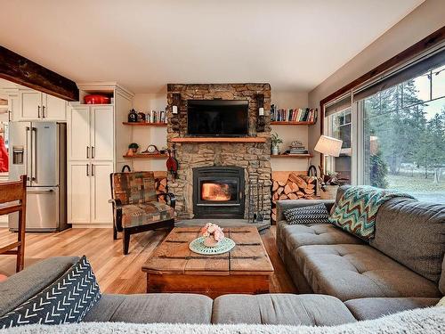 1120 Mountainview Road, Clearwater, BC - Indoor Photo Showing Living Room With Fireplace