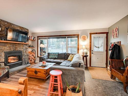 1120 Mountainview Road, Clearwater, BC - Indoor Photo Showing Living Room With Fireplace