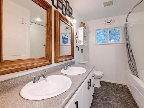 1120 Mountainview Road, Clearwater, BC - Indoor Photo Showing Bathroom