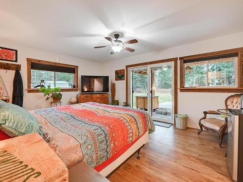 1120 Mountainview Road, Clearwater, BC - Indoor Photo Showing Bedroom