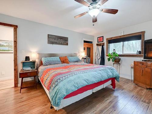 1120 Mountainview Road, Clearwater, BC - Indoor Photo Showing Bedroom