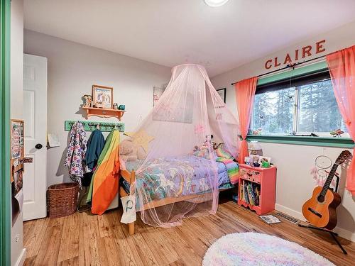 1120 Mountainview Road, Clearwater, BC - Indoor Photo Showing Bedroom