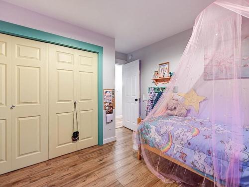 1120 Mountainview Road, Clearwater, BC - Indoor Photo Showing Bedroom