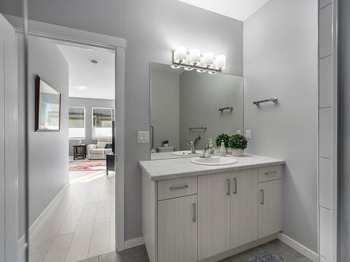 208 Belmonte Street, Kamloops, BC - Indoor Photo Showing Bathroom