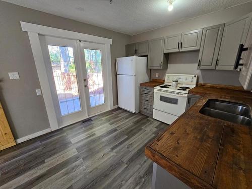 357 Helmcken Street, Clearwater, BC - Indoor Photo Showing Kitchen With Double Sink