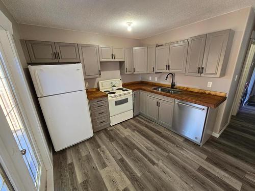 357 Helmcken Street, Clearwater, BC - Indoor Photo Showing Kitchen With Double Sink