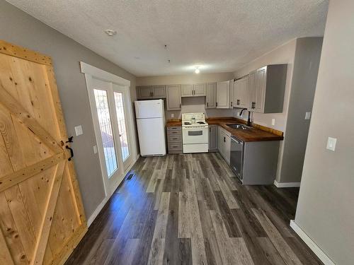 357 Helmcken Street, Clearwater, BC - Indoor Photo Showing Kitchen