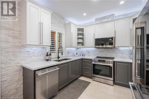 3246 Sharp Road, Burlington, ON - Indoor Photo Showing Kitchen With Double Sink With Upgraded Kitchen