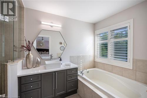 3246 Sharp Road, Burlington, ON - Indoor Photo Showing Bathroom