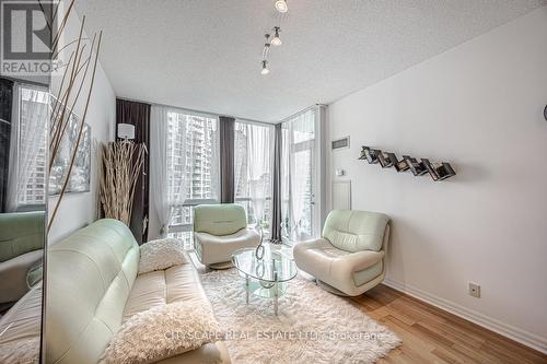 2006 - 220 Burnhamthorpe Road W, Mississauga, ON - Indoor Photo Showing Living Room