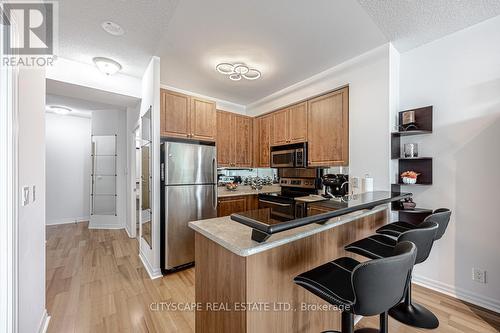 2006 - 220 Burnhamthorpe Road W, Mississauga (City Centre), ON - Indoor Photo Showing Kitchen