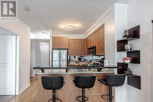 2006 - 220 Burnhamthorpe Road W, Mississauga, ON - Indoor Photo Showing Kitchen