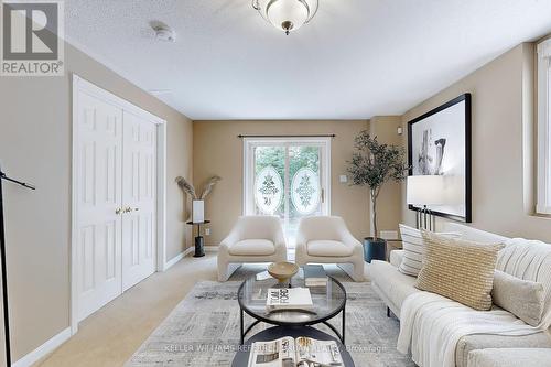 827 Greystone Court, Oshawa (Pinecrest), ON - Indoor Photo Showing Living Room