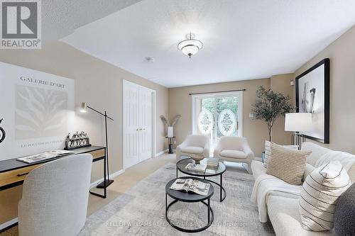 827 Greystone Court, Oshawa (Pinecrest), ON - Indoor Photo Showing Living Room