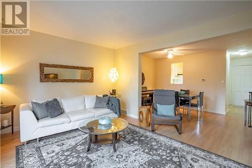 18 Barry Street Unit# 12, St. Catharines, ON - Indoor Photo Showing Living Room