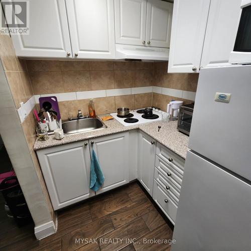 58 Garthdale Court, Toronto, ON - Indoor Photo Showing Kitchen