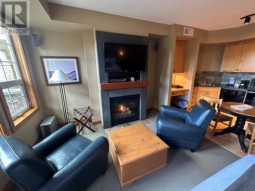 107 Village Centre Court Unit# 116, Vernon, BC - Indoor Photo Showing Living Room With Fireplace