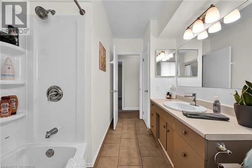 166 Rifle Range Road, Hamilton, ON - Indoor Photo Showing Bathroom