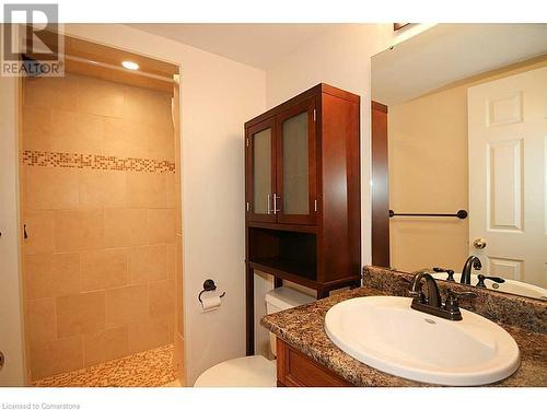 1237 North Shore Boulevard Unit# 404, Burlington, ON - Indoor Photo Showing Bathroom