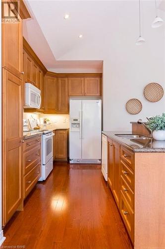 4400 Millcroft Park Drive Unit# 34, Burlington, ON - Indoor Photo Showing Kitchen With Double Sink