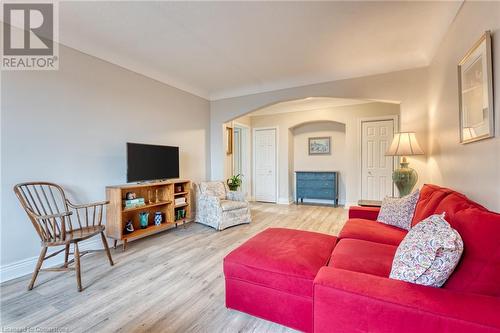 5 East 36Th Street Unit# 410B, Hamilton, ON - Indoor Photo Showing Living Room