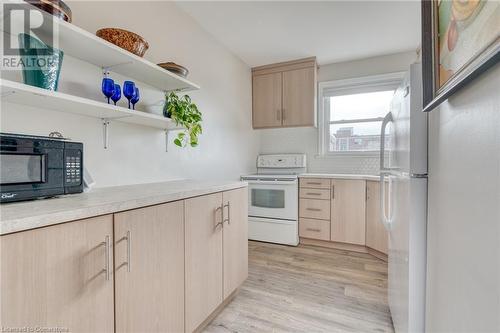 5 East 36Th Street Unit# 410B, Hamilton, ON - Indoor Photo Showing Kitchen