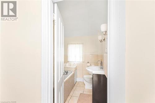 62 Francis Street, Hamilton, ON - Indoor Photo Showing Bathroom