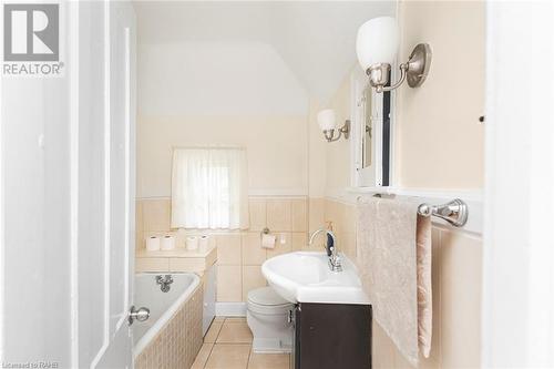 62 Francis Street, Hamilton, ON - Indoor Photo Showing Bathroom