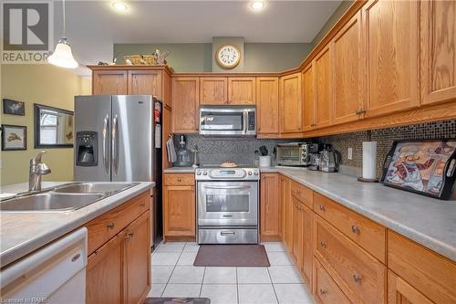 38 Aaron Trail, Welland, ON - Indoor Photo Showing Kitchen With Double Sink