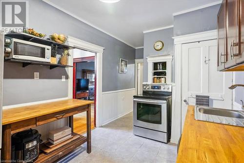 10 Huntley Street, Hamilton, ON - Indoor Photo Showing Kitchen