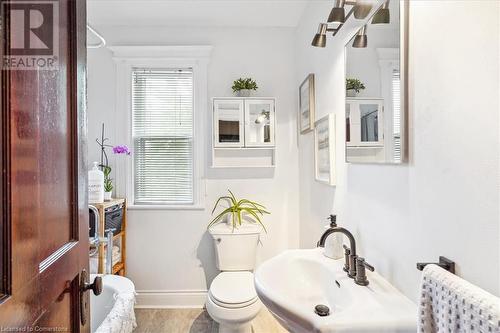 10 Huntley Street, Hamilton, ON - Indoor Photo Showing Bathroom