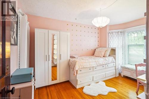 10 Huntley Street, Hamilton, ON - Indoor Photo Showing Bedroom