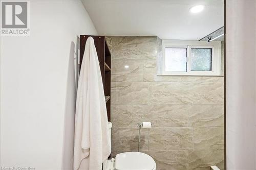 10 Huntley Street, Hamilton, ON - Indoor Photo Showing Bathroom