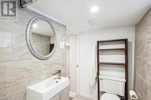 10 Huntley Street, Hamilton, ON - Indoor Photo Showing Bathroom