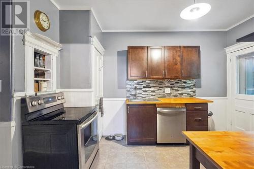 10 Huntley Street, Hamilton, ON - Indoor Photo Showing Kitchen