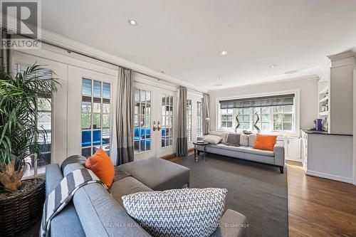 15 Hillholm Road, Toronto, ON - Indoor Photo Showing Living Room