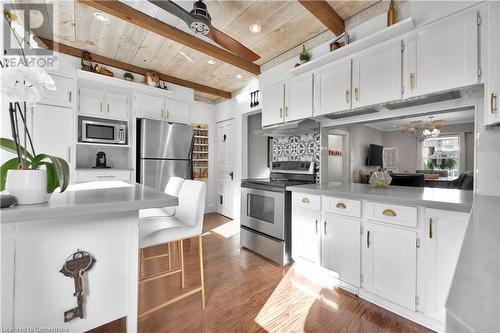 35 Glendale Avenue N, Hamilton, ON - Indoor Photo Showing Kitchen