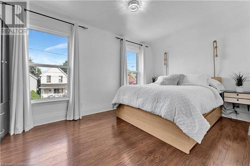 35 Glendale Avenue N, Hamilton, ON - Indoor Photo Showing Bedroom