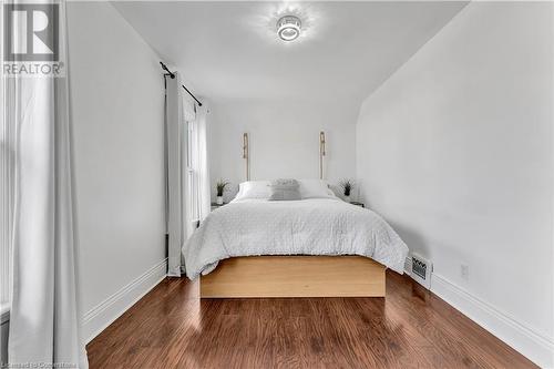 35 Glendale Avenue N, Hamilton, ON - Indoor Photo Showing Bedroom