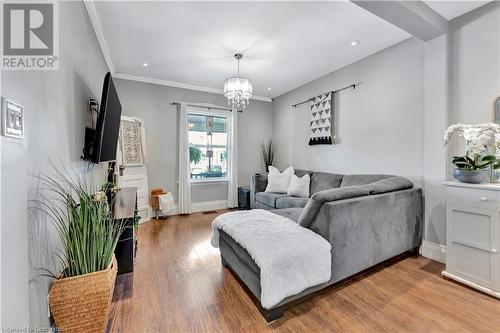 35 Glendale Avenue N, Hamilton, ON - Indoor Photo Showing Living Room