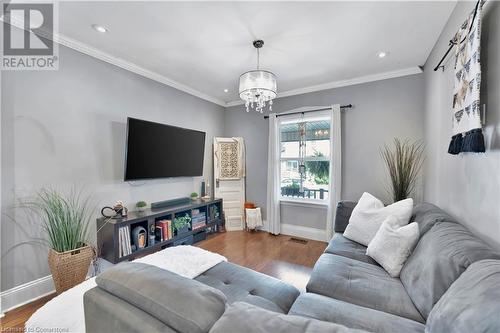 35 Glendale Avenue N, Hamilton, ON - Indoor Photo Showing Living Room