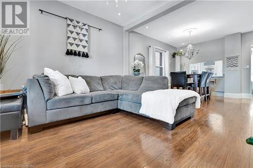 35 Glendale Avenue N, Hamilton, ON - Indoor Photo Showing Living Room