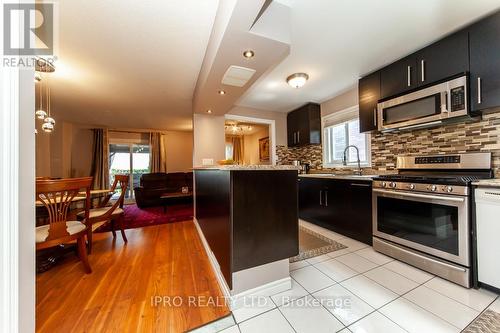 3460 Nutcracker Drive, Mississauga, ON - Indoor Photo Showing Kitchen With Upgraded Kitchen