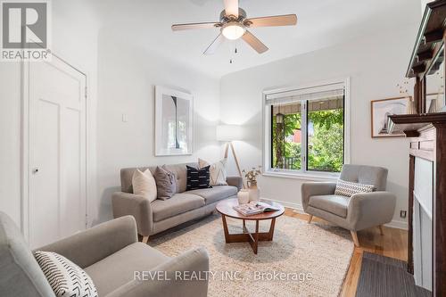 707 Gladstone Avenue, Toronto (Dovercourt-Wallace Emerson-Junction), ON - Indoor Photo Showing Living Room