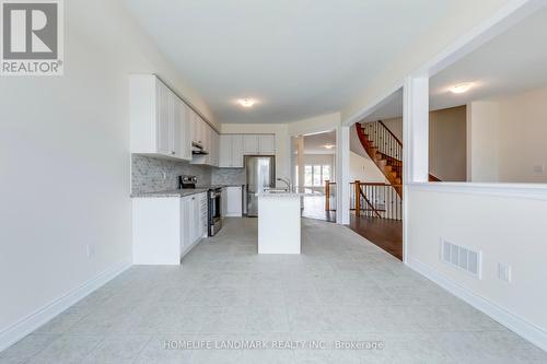 117 Kennedy Boulevard, New Tecumseth, ON - Indoor Photo Showing Kitchen