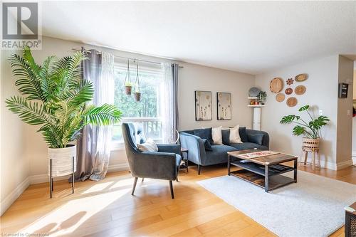 657 Francis Road Unit# 3, Burlington, ON - Indoor Photo Showing Living Room