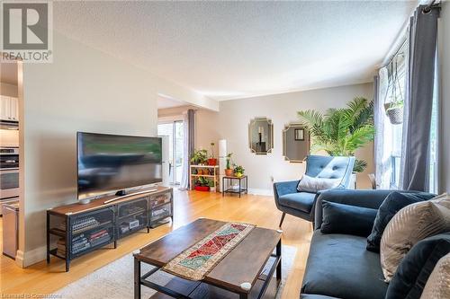 657 Francis Road Unit# 3, Burlington, ON - Indoor Photo Showing Living Room