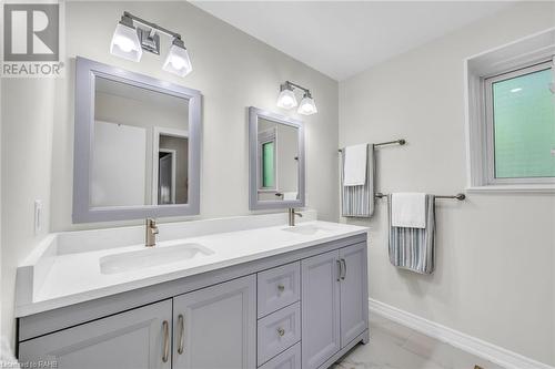 20 Cedar Street, Waterdown, ON - Indoor Photo Showing Bathroom